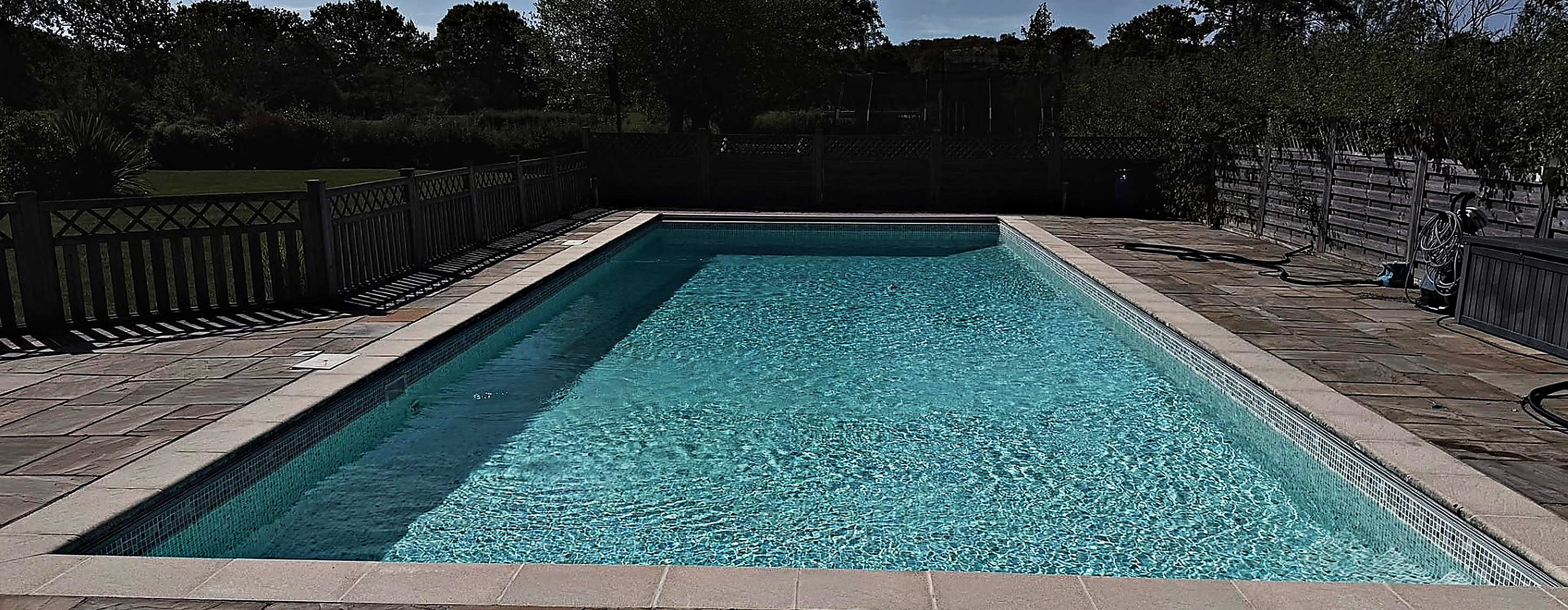 Outdoor swimming pool heated by a heat pump